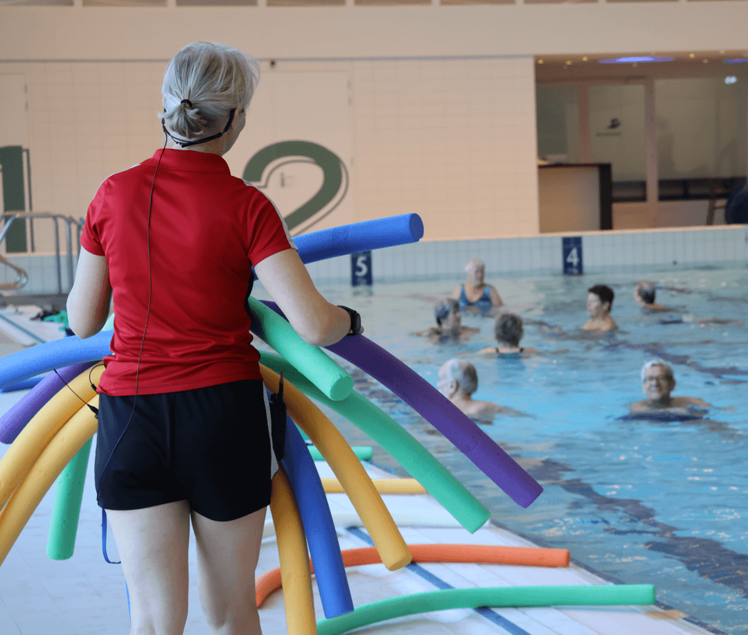 Instructrice legt materialen klaar voor de les