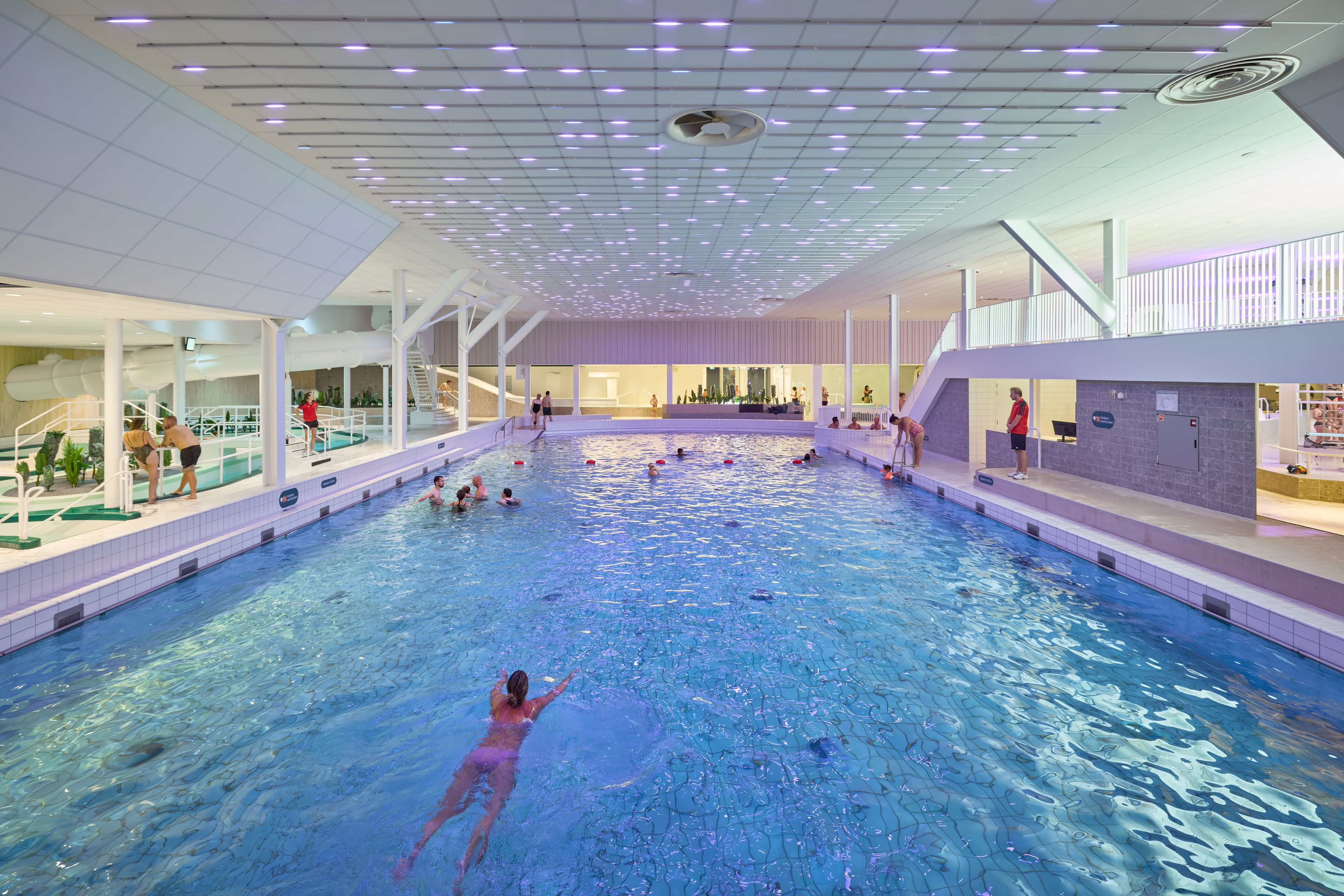 Het golfslagbad met de eerste zwemmers
