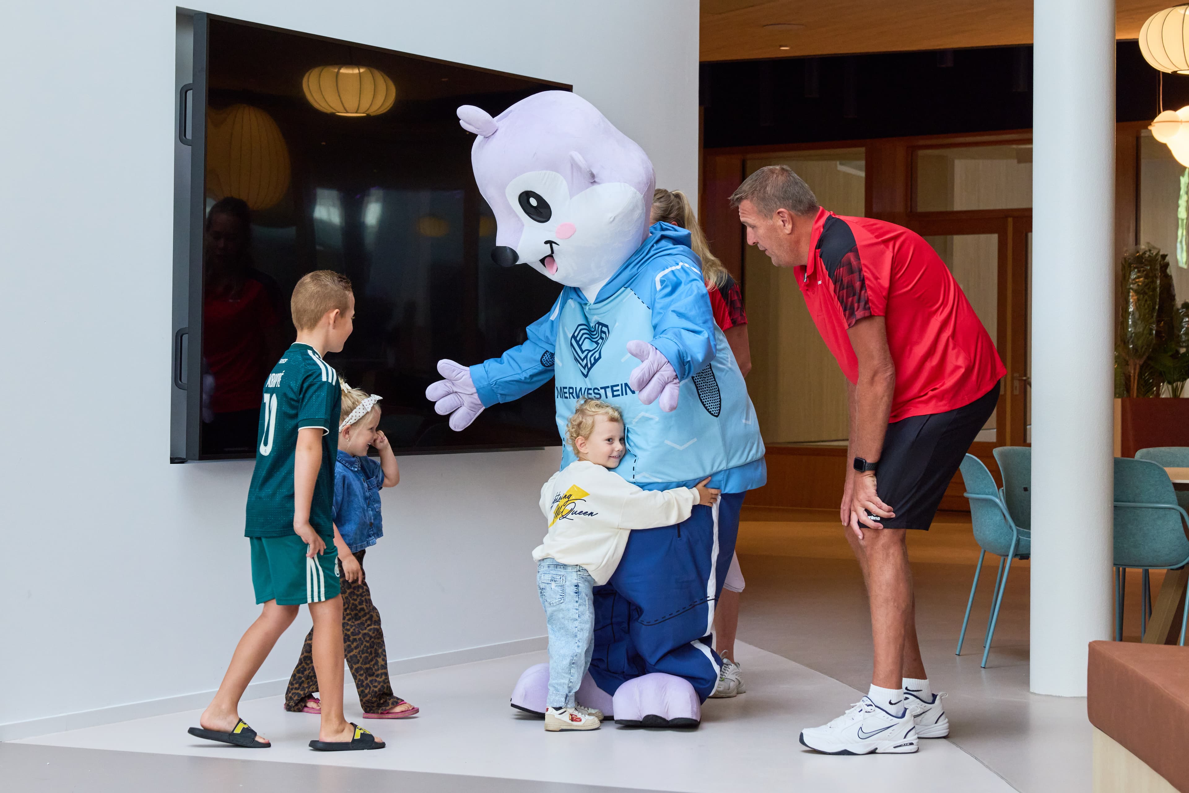 De eerste ontmoeting tussen Eden en de mascotte