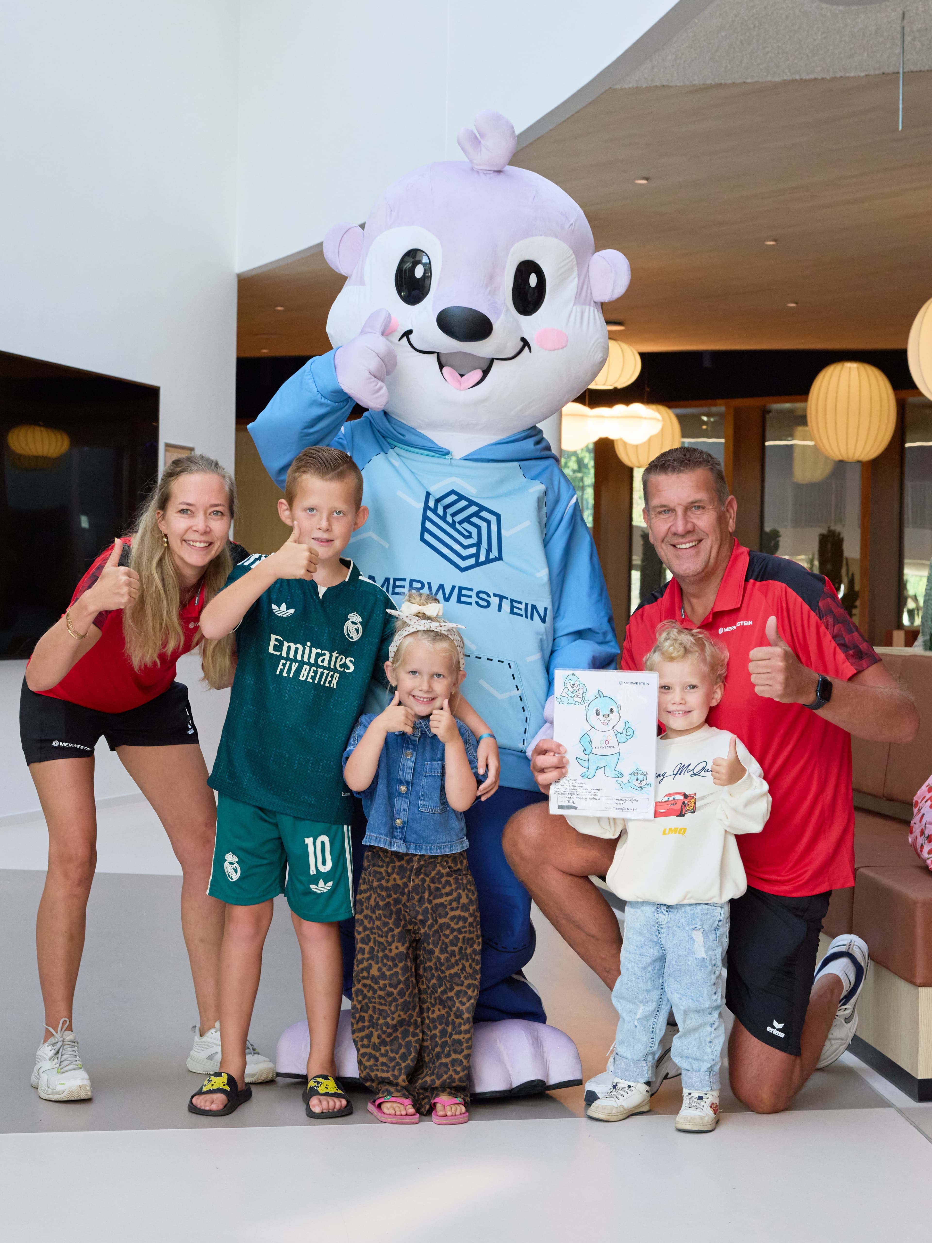 Mascotte Eden met een groepje kinderen
