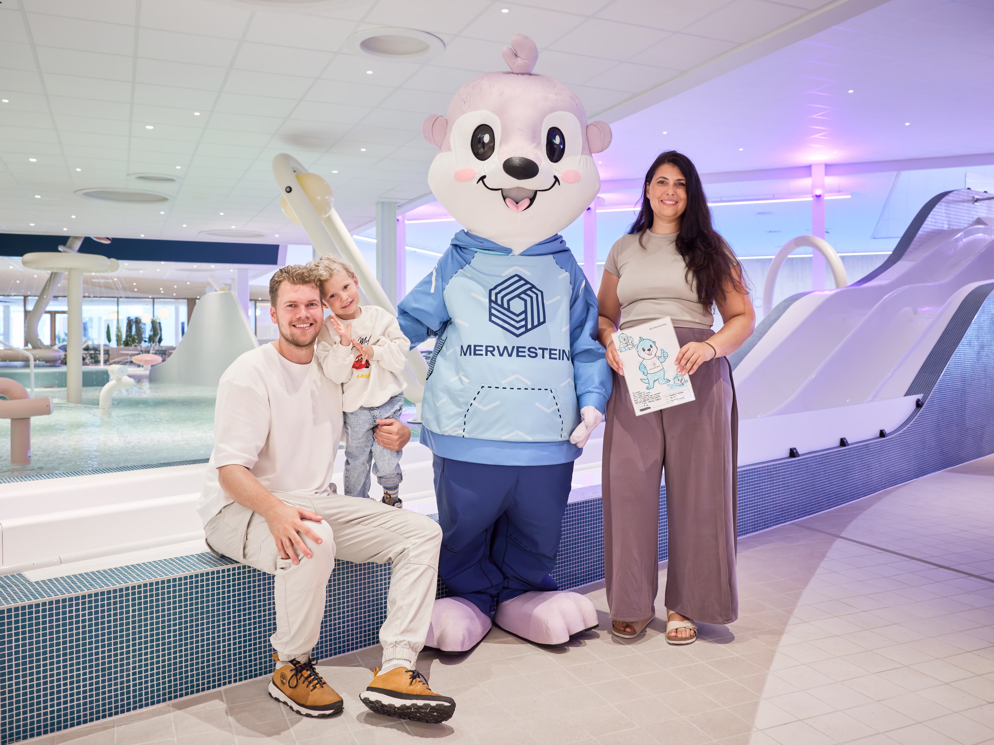 Mascotte Eden met zijn ontwerper en zijn ouders